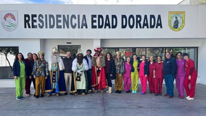 Sus Majestades han visitado las residencias de personas mayores de Medina Sidonia.