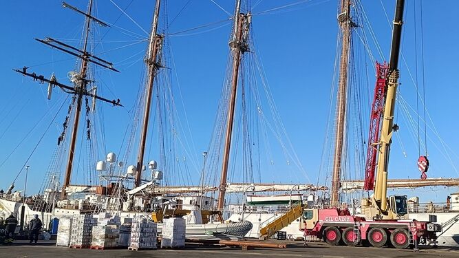 Últimos preparativos en el 'Juan Sebastián Elcano' para su próximo crucero de instrucción.