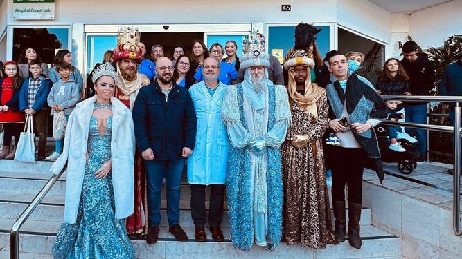 Los Reyes Magos y la Estrella de la Ilusión, junto a profesionales sanitarios del Hospital, el alcalde y el concejal de Fiestas.