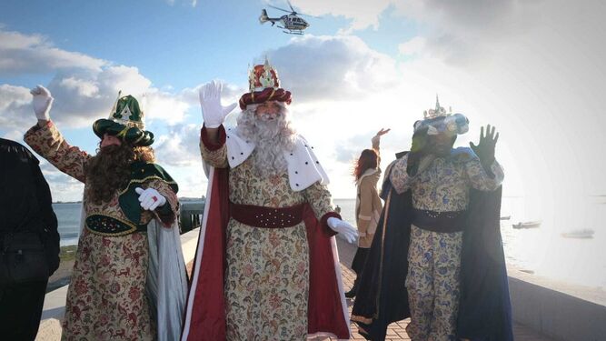 Los Reyes Magos de Oriente tras bajar del 'Helicóptero Real'