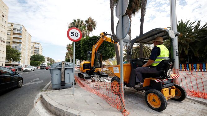 Obras del carril bici de la Avenida de la Sanidad Pública, que tendrá que terminar el Ayuntamiento de Cádiz.