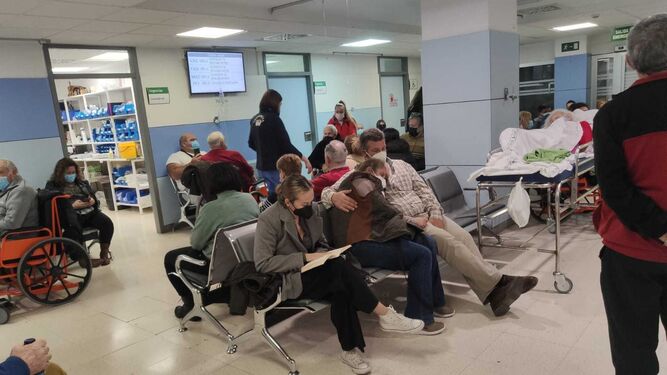 Familiares y pacientes en la sala de espera de un centro hospitalario