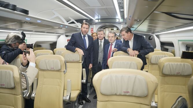 El ministro Óscar Puente, el pasado día 5 a bordo del nuevo Avril en la estación de Vigo.