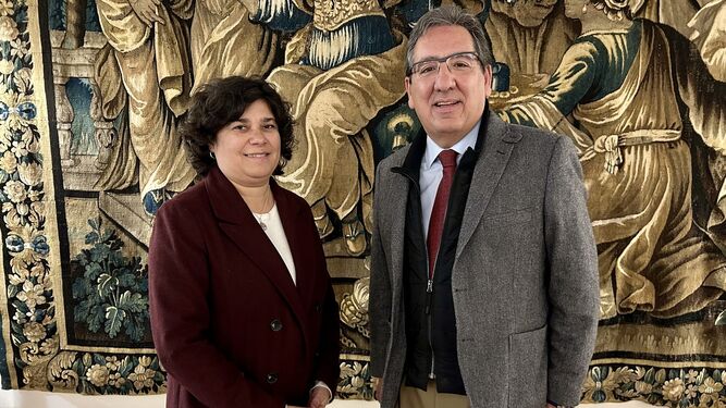 Carmen Álvarez y Antonio Pulido en la sede de la Fundación Cajasol en Sevilla.