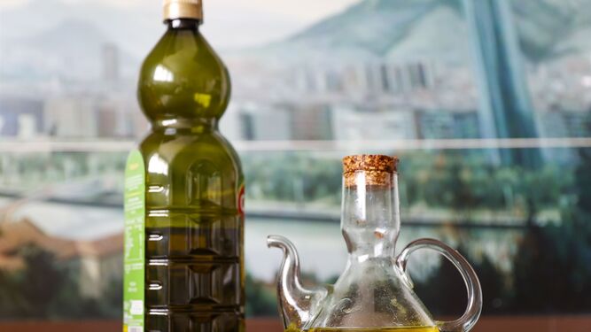 El aceite de oliva virgen extra ha subido un 69% de media en los supermercados en un año