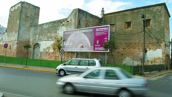 El Castillo de San Romualdo, fotografiado en 2004 tras las últimas demoliciones que dejaron a la vista el monumento en toda su magnitud.