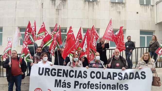 Imagen de la concentración sindical en los accesos a las Urgencias del hospital Puerta del Mar.