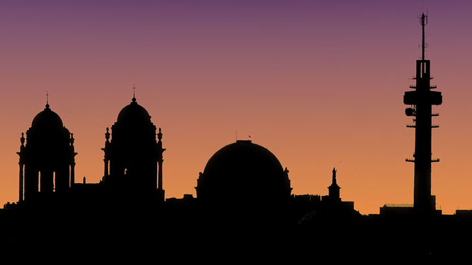 Silueta nocturna de la Catedral de Cádiz, con las dos torres y su cúpula.