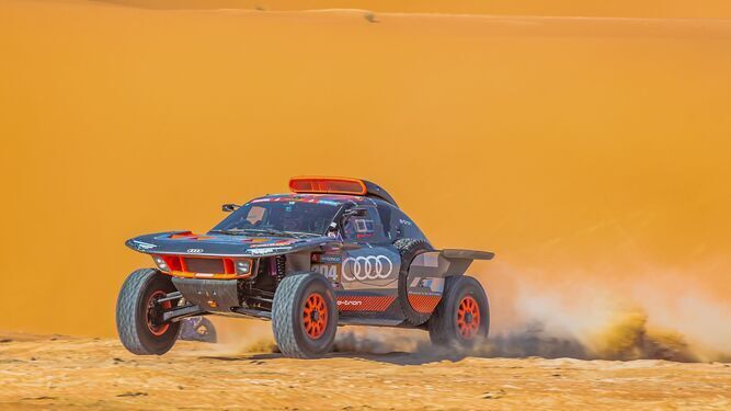 Carlos Sainz pilota su Audi por las dunas.