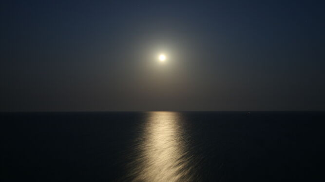 Luna llena de verano en el Mediterráneo