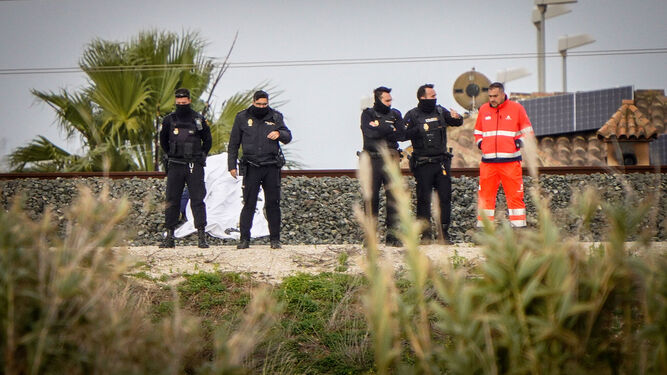 Efectivos policiales y sanitarios, junto a las vías del tren en Jerez, donde ha tenido lugar el suceso.