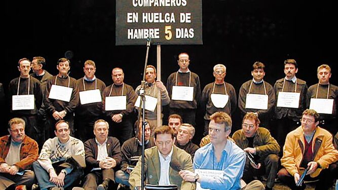La lectura de un fallo del jurado en 2002 con el jurado, Laluz y Fuertes sentados en el escenario.
