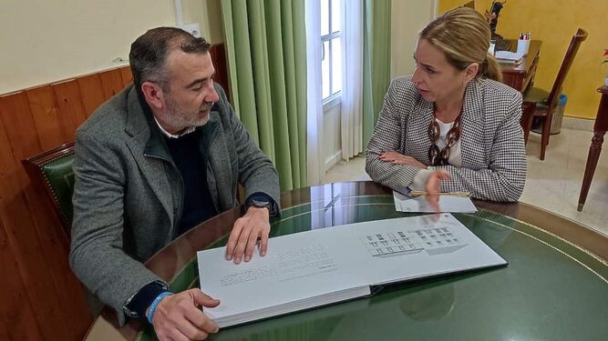 El alcalde muestra a la presidenta de la Diputación la documentación referida al proyecto de museo del artista vinculado con Alcalá de los Gazules.