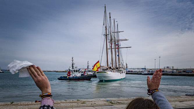 El Juan Sebastián de Elcano, zarpando del Puerto de Cádiz, el pasado sábado 13 de enero.