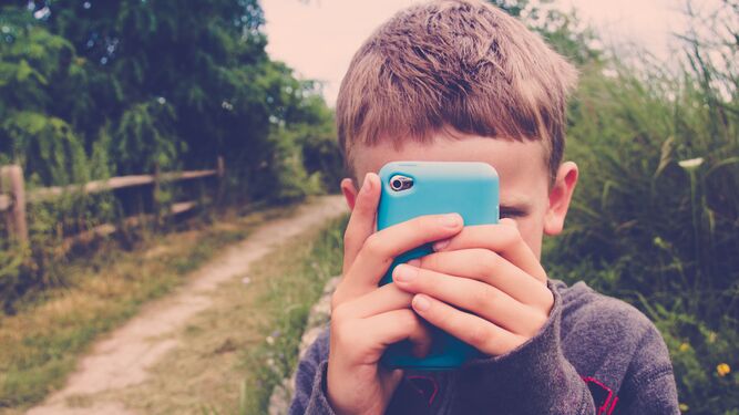 Un niño sostiene un smartphone.