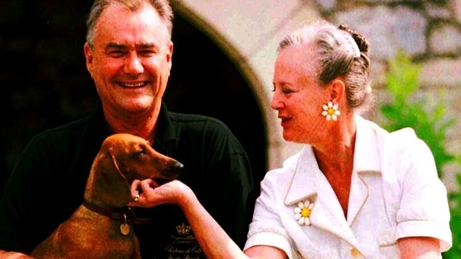 Enrique y Margarita de Dinamarca con uno de sus perros salchicha, en un documental