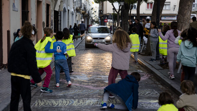 Escolares del Colegio Público Carlos III durante una protesta de la Plataforma Veedor-Mentidero peatonal.