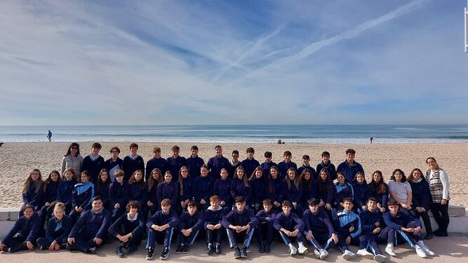 Los alumnos del colegio Amor de Dios de Cádiz, en la playa.