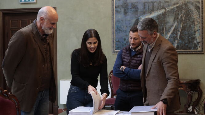 El alcalde de Rota y su delegado de Medio Ambiente visualizan el documento entregado por la Diputación.