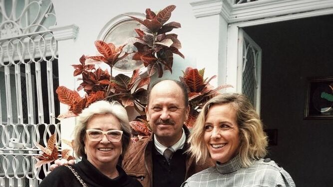 Patricia Franttini, Emilio de la Cruz y María Romero Berenguer, durante la celebración del aniversario del nacimiento del novelista Luis Berenguer.