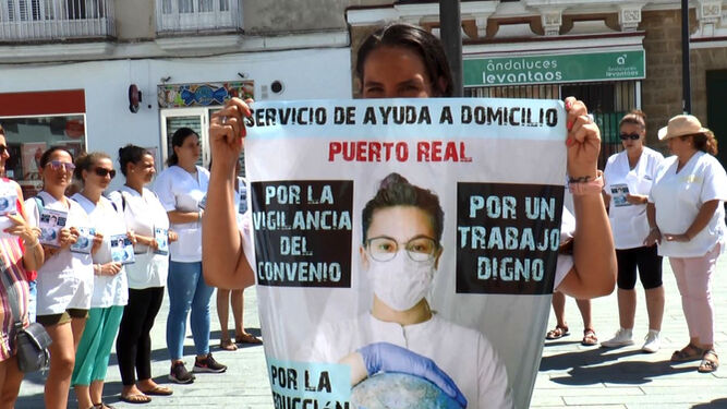 Una protesta de las trabajadoras del servicio de ayuda a domicilio de Puerto Real
