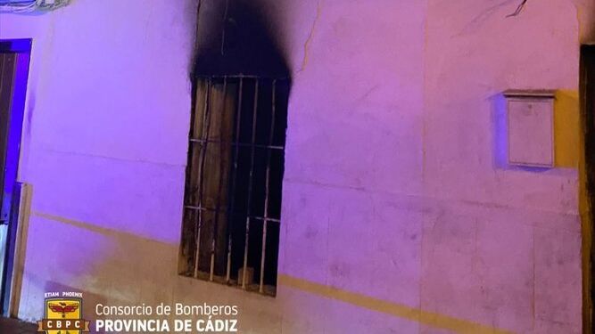 Las llamas salieron por la puerta y la ventana de la vivienda de Alcaá del Valle.