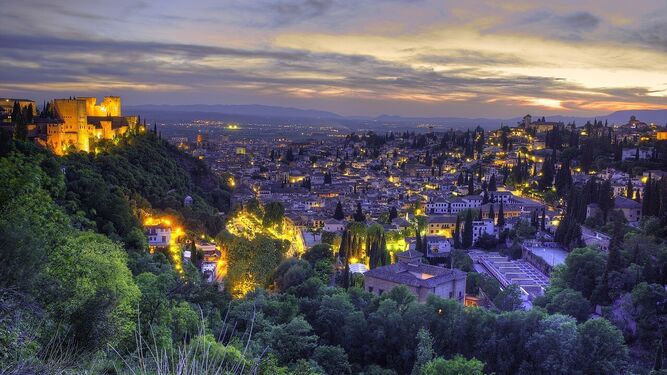 Vista de la ciudad de Granada al anochecer