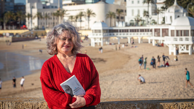 Blanca Flores, fotografiada en la playa de La Caleta de Cádiz el pasado mes de noviembre.
