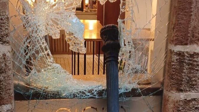 La cristalera rota en un establecimiento víctima de robo en Santa María.