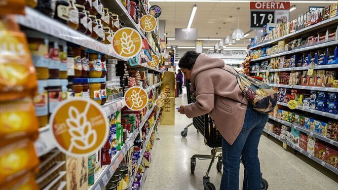 Una persona celíaca comprando en un supermercado, en una imagen de archivo.