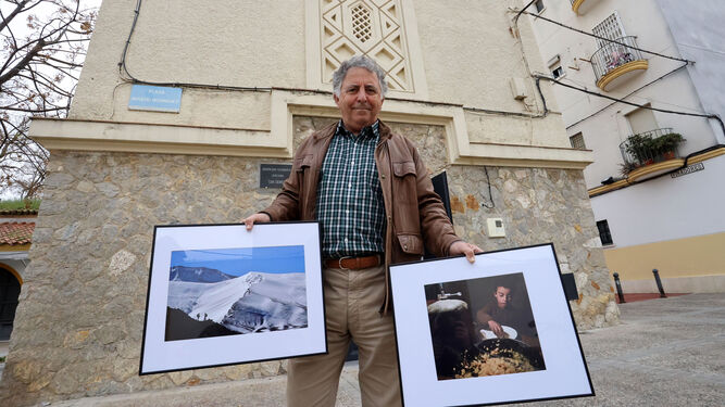 Faustino Rodríguez Quintanilla, con dos de las fotografías que expone en la jerezana Torre del Agua.