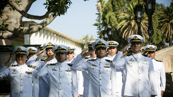 La tripulación del 'BAP Unión', durante una ofrenda floral al busto del almirante Grau de la Alameda en una reciente visita a Cádiz