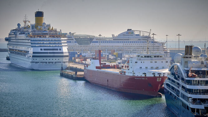 Imagen de archivo del puerto de Cádiz lleno de barcos