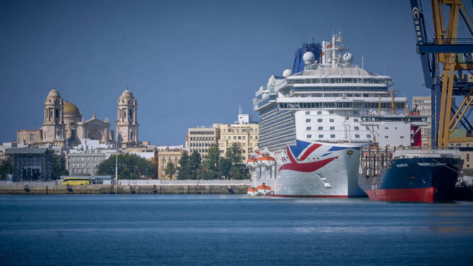 Un crucero atracado en el Muelle Alfonso XIII del puerto de Cádiz