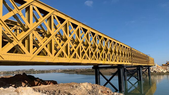 El antiguo puente de trenes ya está instalado en su nueva ubicación, sobre el río San Pedro.