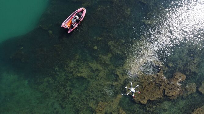 Dron sobrevolando la línea de costa.