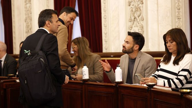 El alcalde de Cádiz, Bruno García, y el portavoz de Adelante, David de la Cruz, conversan antes del inicio del Pleno de este jueves.