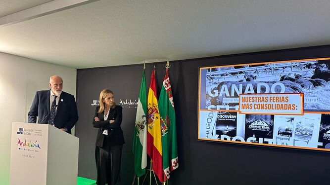 Javier Vidal y Almudena Martínez, durante la presentación de la marca 'Senderos de Cádiz' en Fitur.