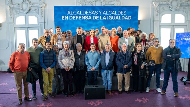 Los alcaldes de La Rioja, con Cuca Gamarra, secretaria general del PP
