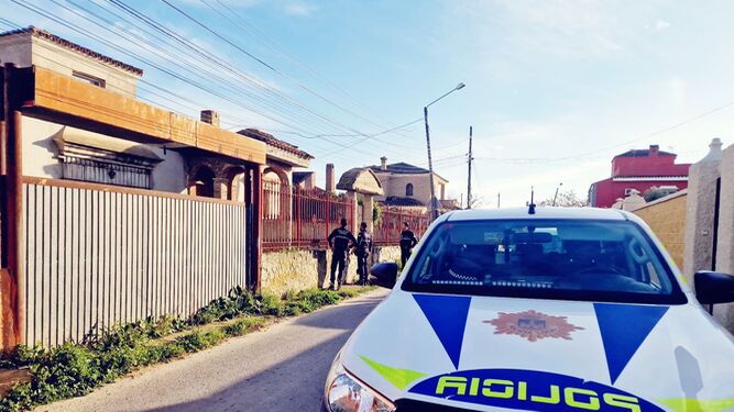 La Policía Local, en el lugar donde impidieron la ocupación de la vivienda.
