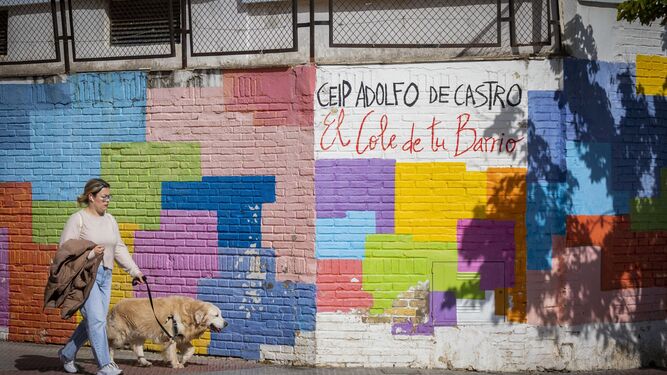 Uno de los coloridos paneles que decoran los muros del colegio Adolfo de Castro.