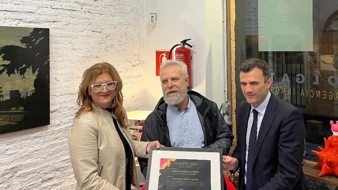 El alcalde de Cádiz, Bruno García, con Olga Tey y el ganador del premio, el artista José Manuel Medina Tamayo.