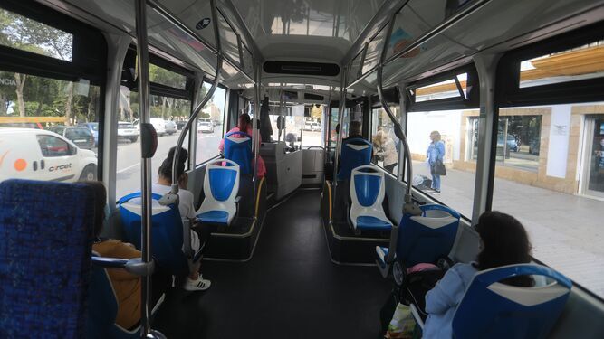 Interior de un autobús urbano de San Fernando.