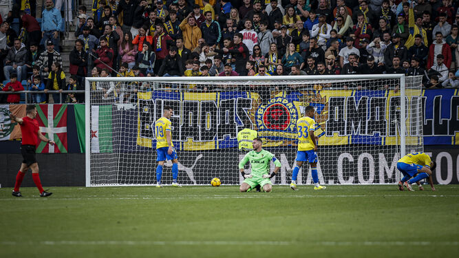 Desolación cadista tras un gol en contra en el partido contra el Valencia.