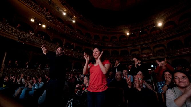 Laura,  la coreana de Arizona, aplaude a una agrupación en el Teatro Falla.