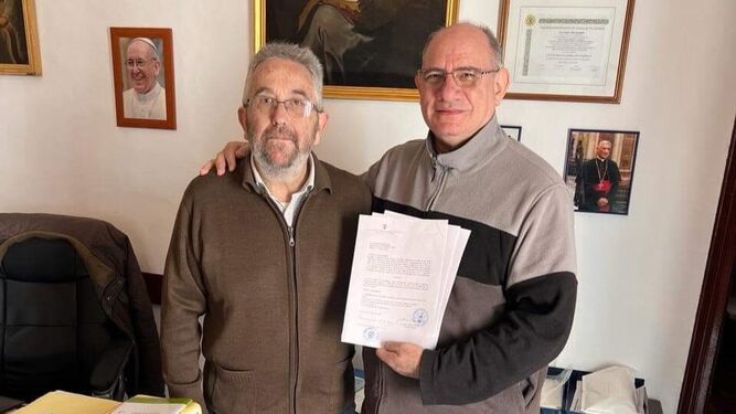 El vicepostulador de la causa de la Hermana Cristina, Luis David Pérez, con el vicario judicial, el padre Pedro Velo, al hacerle entrega de la solicitud.