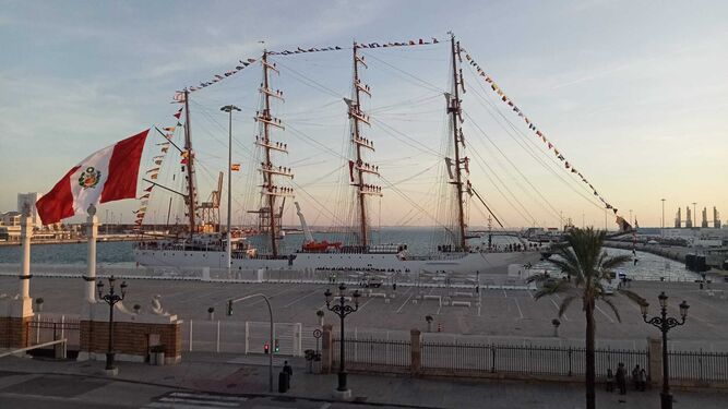 El buque peruano 'Unión', en el puerto de Cádiz.