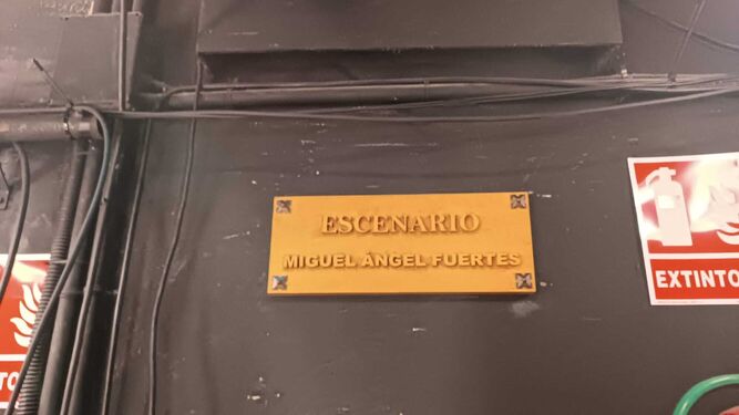 La placa colocada en la parte trasera del escenario del Falla en honor a Miguel Ángel Fuertes.