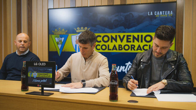 Javier Muiños y Borja Rubio firman los documentos en presencia de Jesús Velázquez.