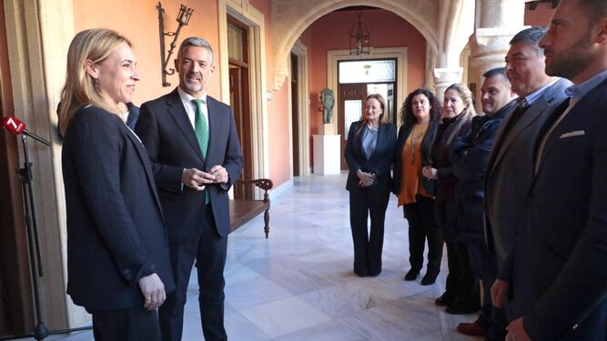 Ruiz Arana presenta a la presidenta de la Diputación a su equipo de gobierno.